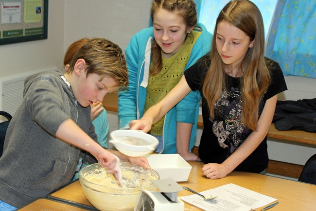 3 children baking