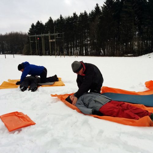 4 people practising first aid on a course