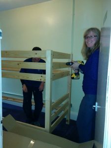 2 people building bunk beds